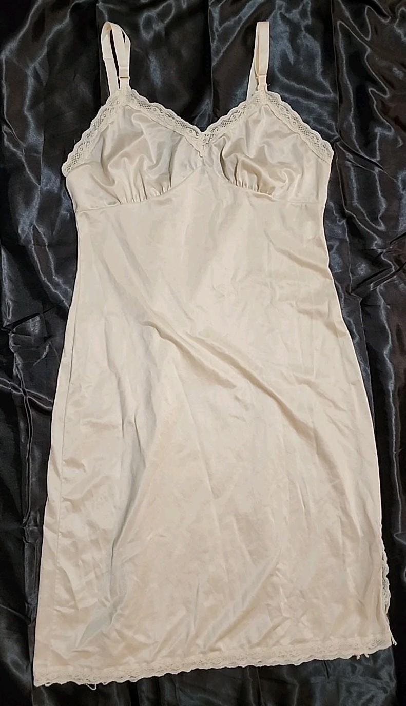 Vintage DuPont Antron III Nylon Lace Full Slip sz 34 Anti Static Cling Cream R3