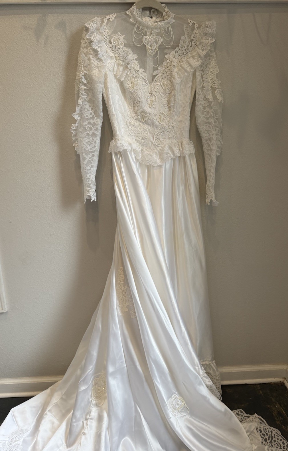 Vintage Bridal Gown Wedding Dress – White- Lace- Beautiful Detailing Medium 6-8