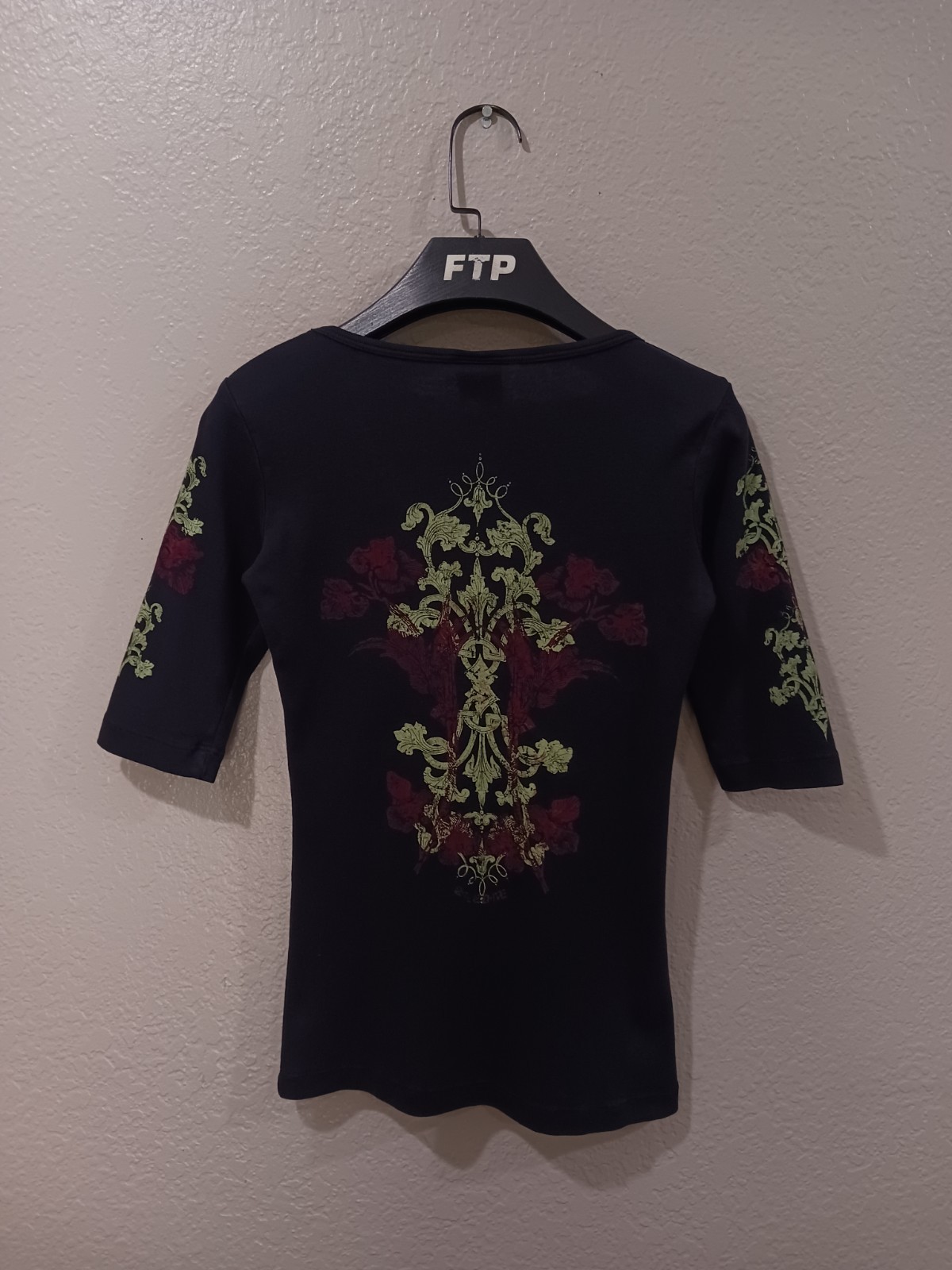 Sledge USA „Damask” Vintage 2000s Women’s 3/4 Sleeve V-Neck Long Sleeve T-Shirt