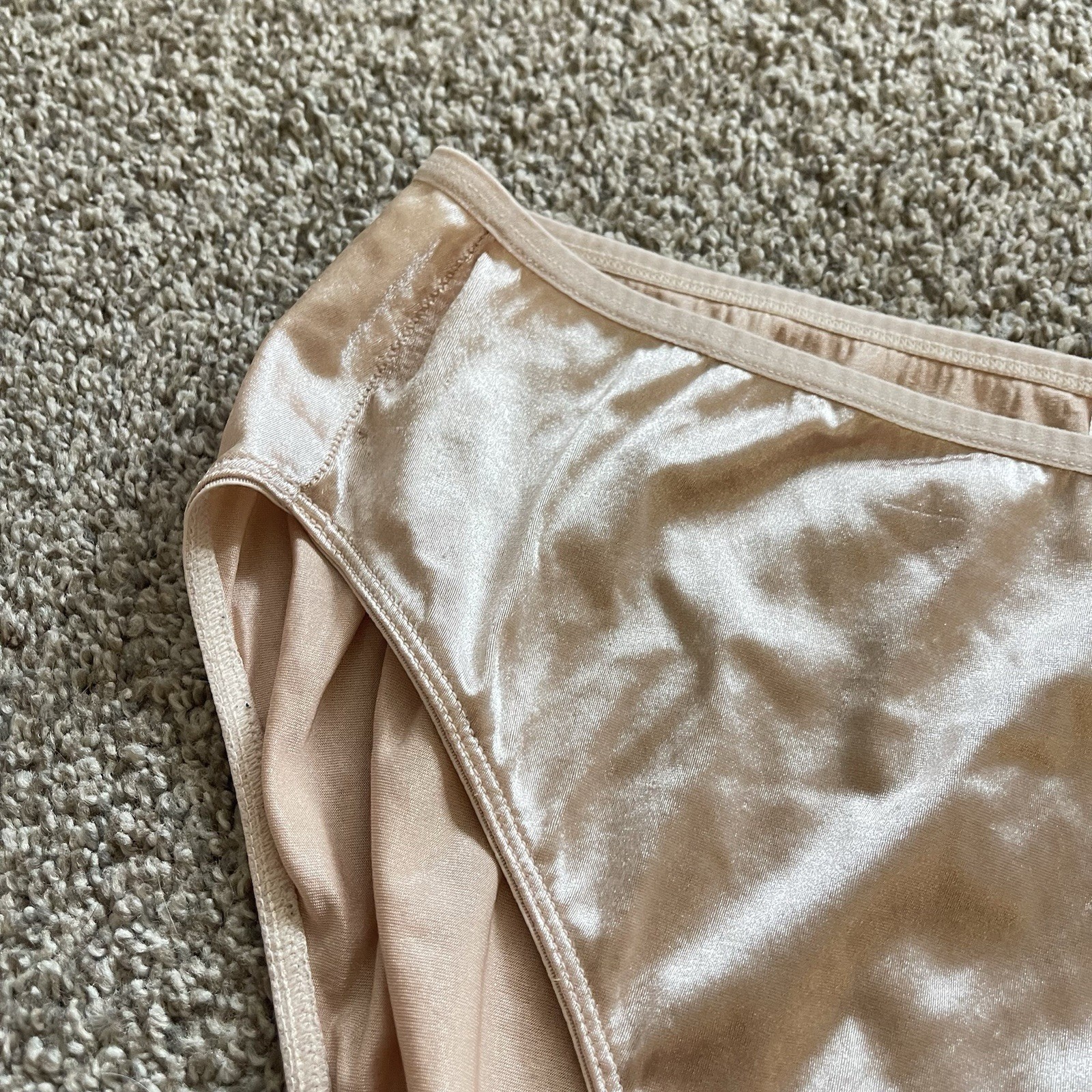 Vtg DELICATES Stretch SATIN Hi-Cut Bikini PANTIES Second Skin 10 Glossy Nude Tan