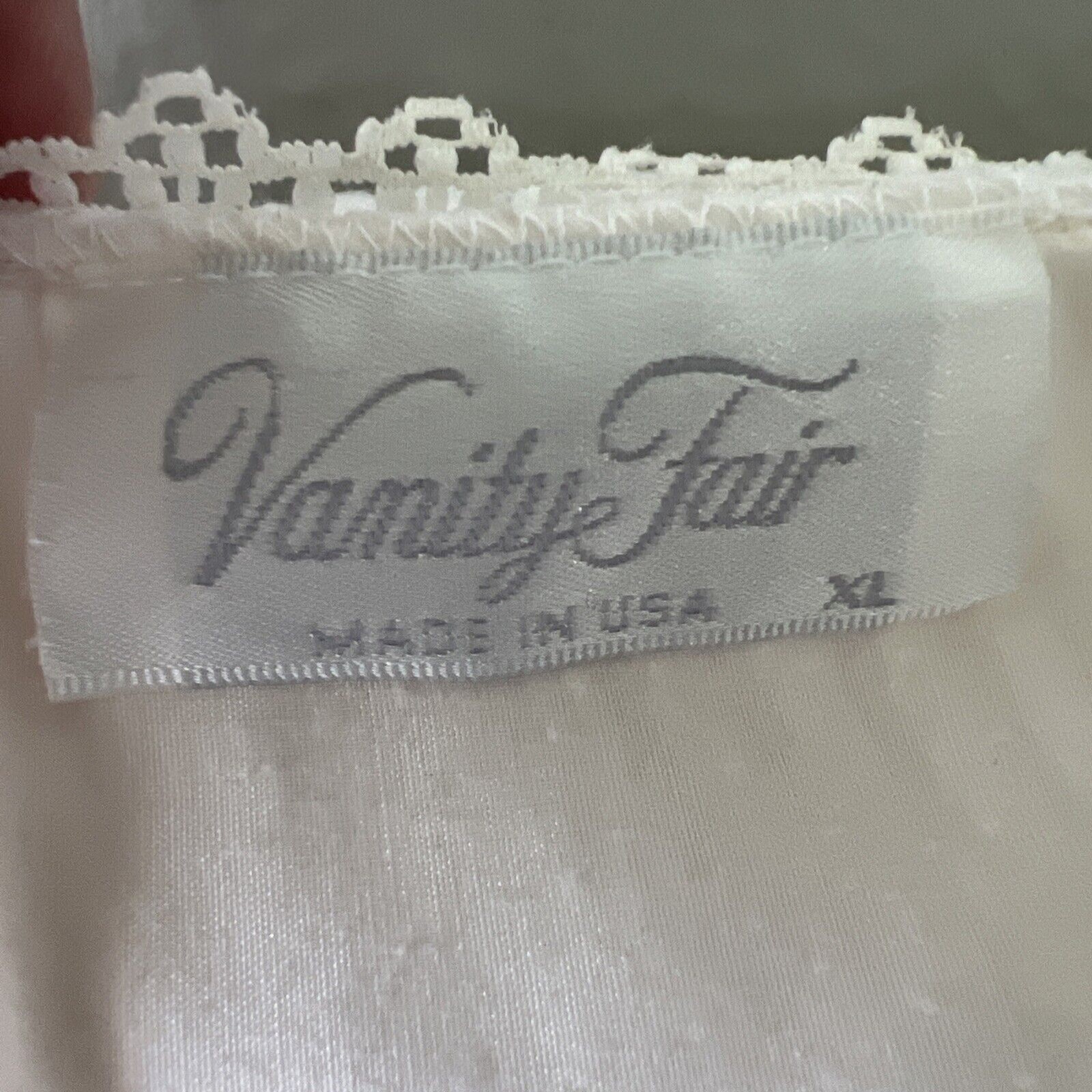 Vintage 1970s Vanity Fair Women XL Nightgown Lace Trim Floral Embroider USA Made