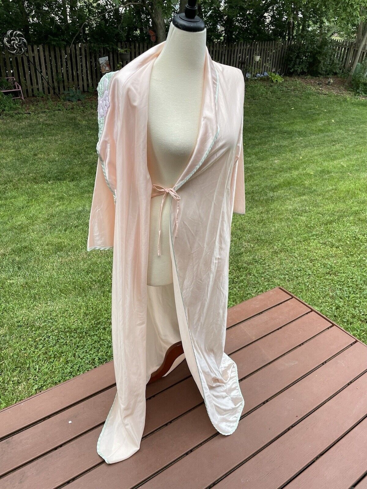 Embroidered Pale Pink Long Robe With Floral Collar & Tie Closure Vintage Small
