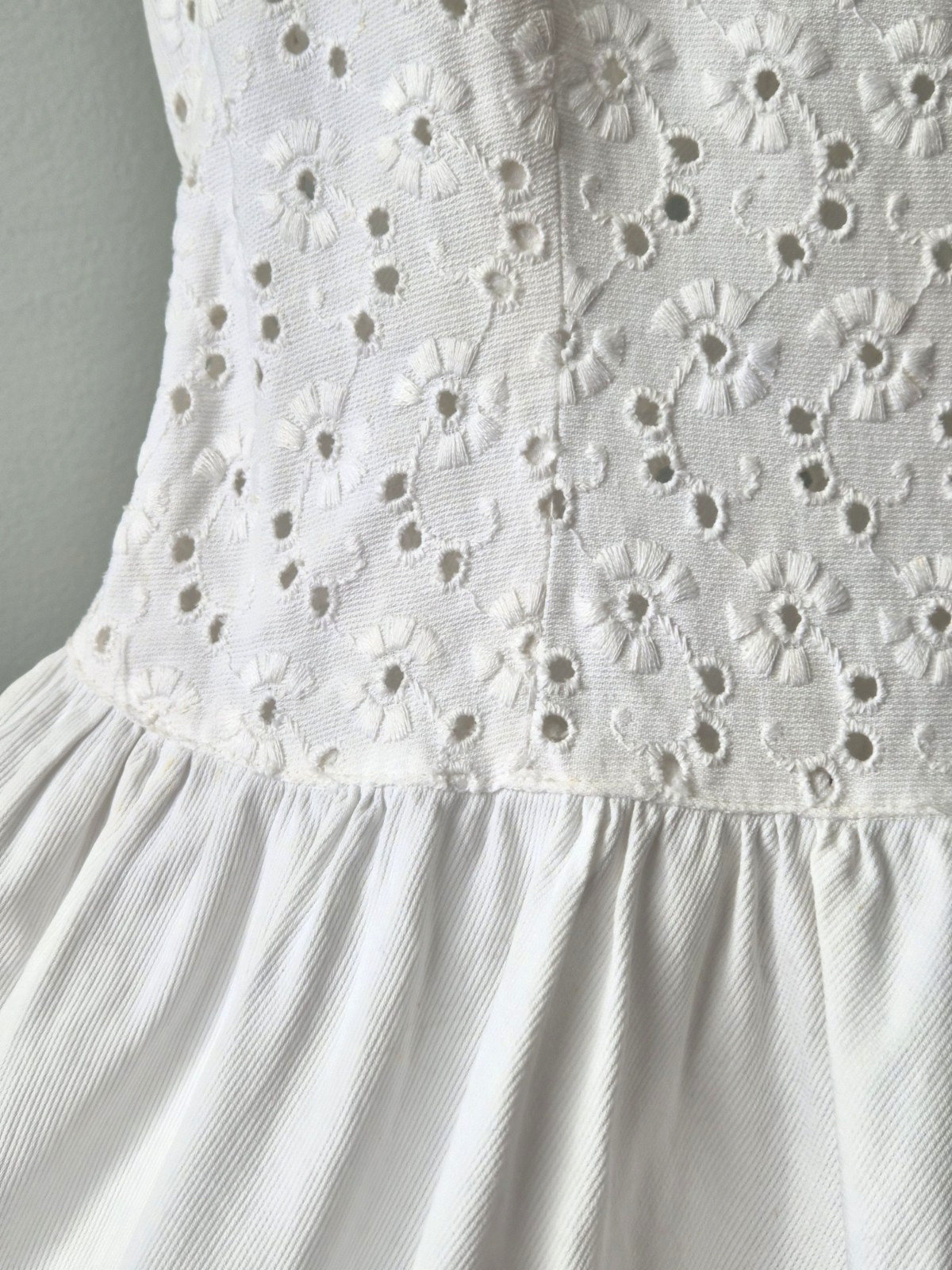 Vintage Women’s 1940s-50’s Side Zipper Cotton Eyelet Dress XS, Sweeping Skirt