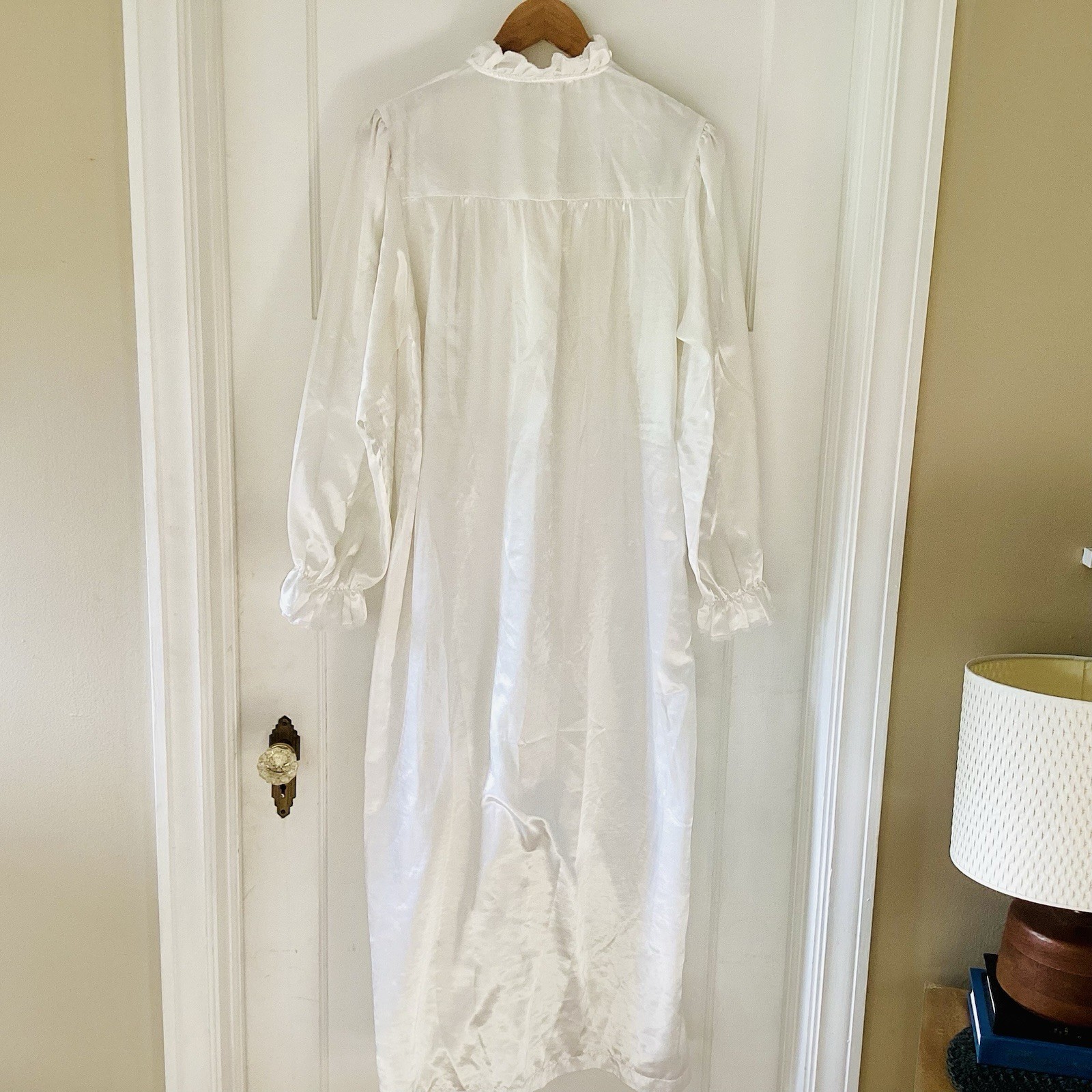 Miss Elaine vintage Sz M nightgown Ivory Long Sleeve poly satin lace bodice USA