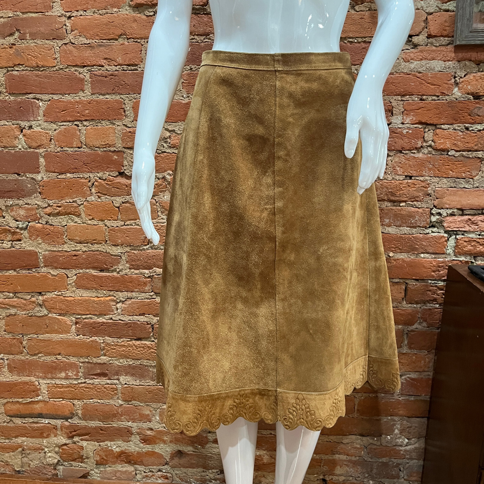 Vintage Western A-Line Cowgirl Festival Tan Suede Skirt Embossed Hem 28″ waist