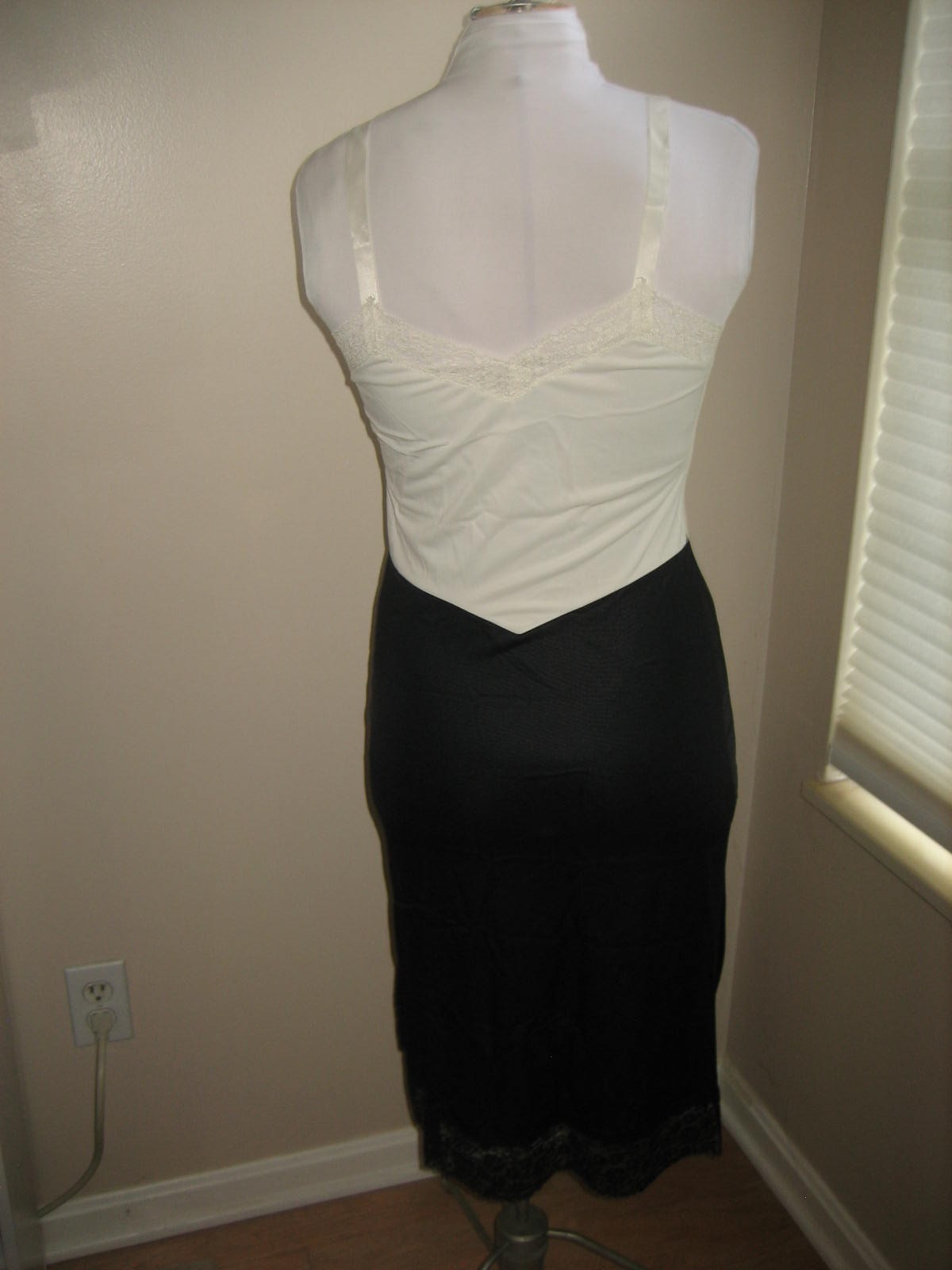 Vintage VAN RAALTE Nylon White Lace Bodice Black Skirt Full Slip – Size 34 USA