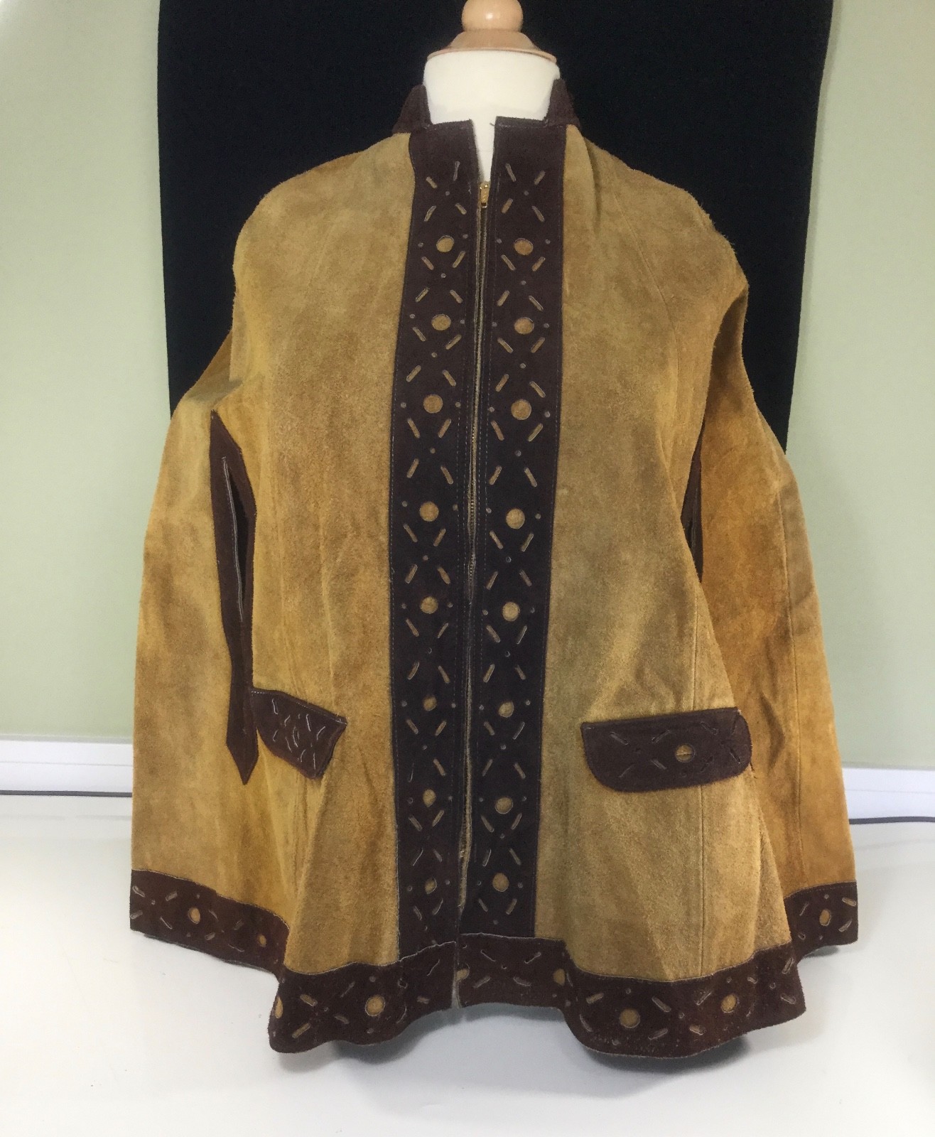 VINTAGE 1970’S WOMEN’S SUEDE LEATHER CAPE HIPPIE CHICK BOHO RETRO COOL WESTERN