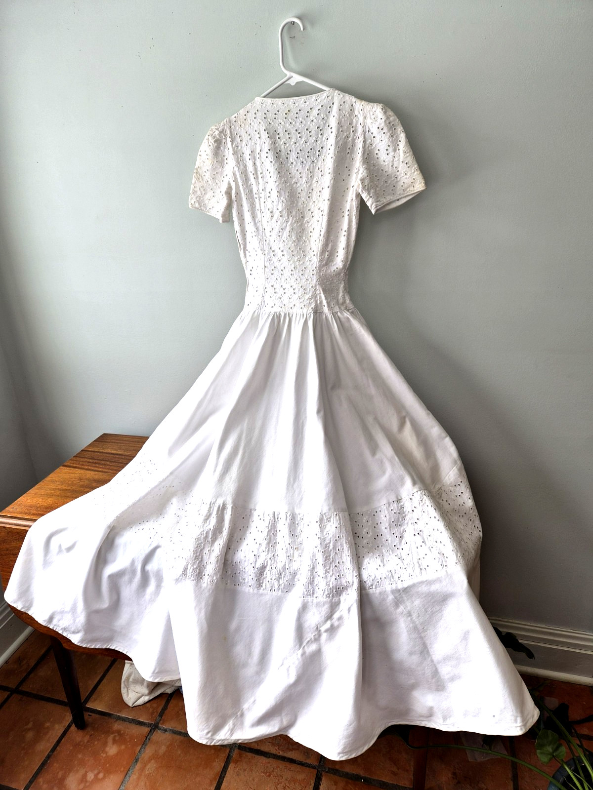 Vintage Women’s 1940s-50’s Side Zipper Cotton Eyelet Dress XS, Sweeping Skirt