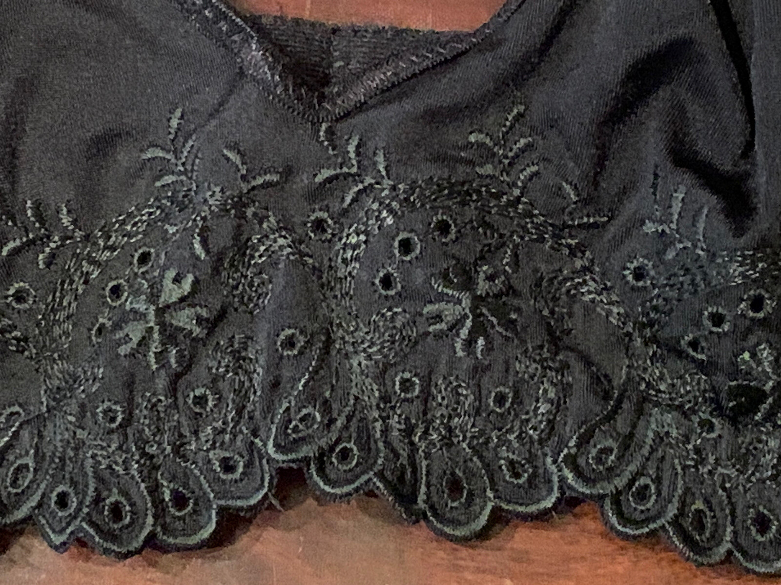 VINTAGE OLGA ~ BLACK SATIN SIMPLY PERFECT EMBROIDERED UNDERWIRE BRA ~ SIZE 32B