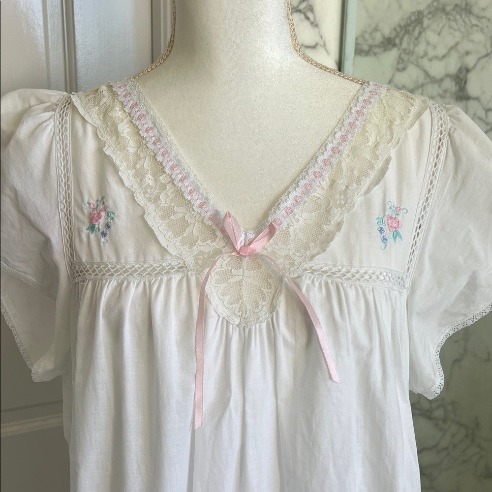 Beautiful Vintage Barbizon White Lace Trim Nightgown