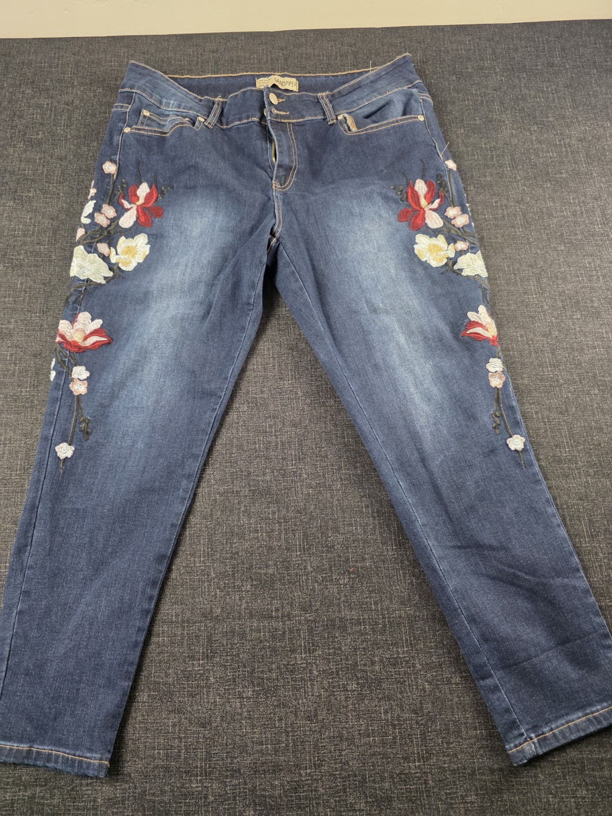 Sandpiper Jeans Women’s Embroidered Floral Up Both Sides Size 18