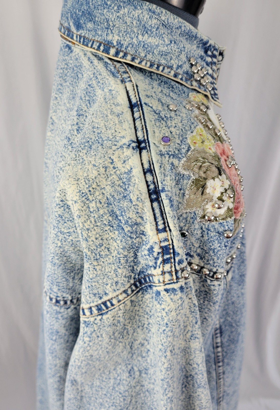Vtg Pretty Bleu Acid Wash Denim Shirt w Applique Florals & Rhinestones Size M