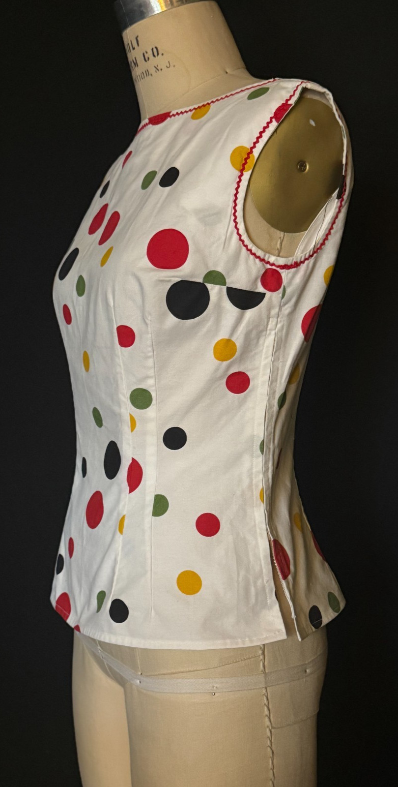 Vtg 1960s MCM Women’s SLEEVELESS COTTON PULLOVER TOP, POLKA DOTS w White Ground