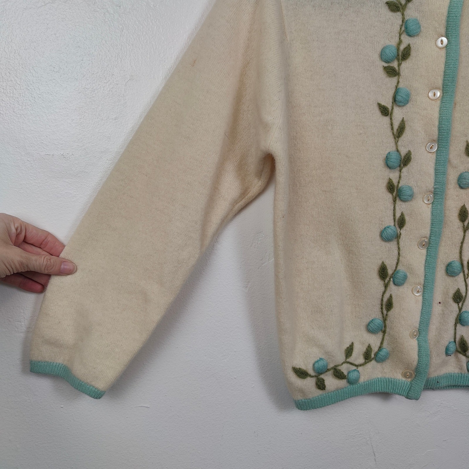 Vintage 1960s Glanamere Cardigan Womens 36 Cream Blue Embroidered Floral 60s