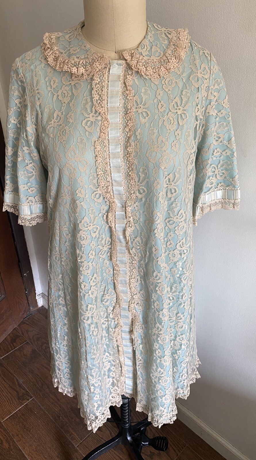 Vintage Odette Barsa Robe Lace Overlay Blue, Beige, Ribbon Trim Short,Snaps S/M