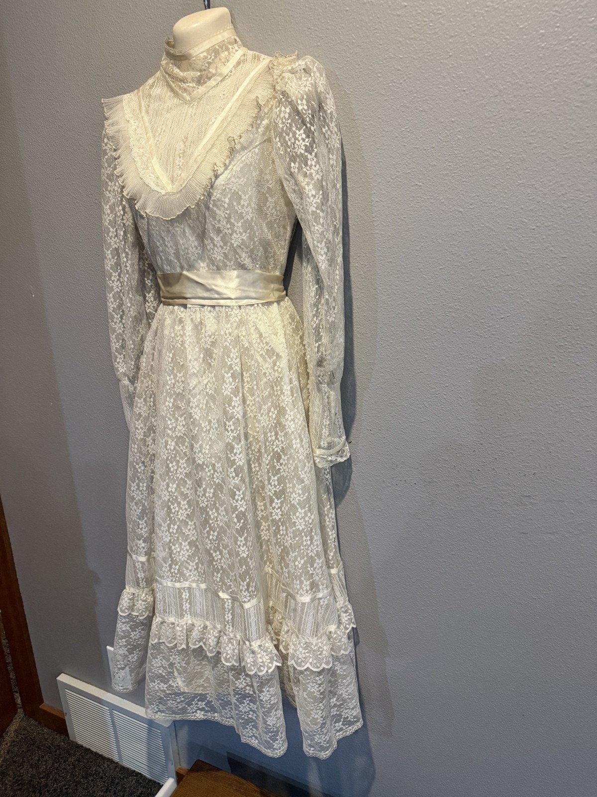 Women’s Vtg NIGHT MOVES Ivory/Beige Lined Long Sleeves Wedding Dress Size XS/S
