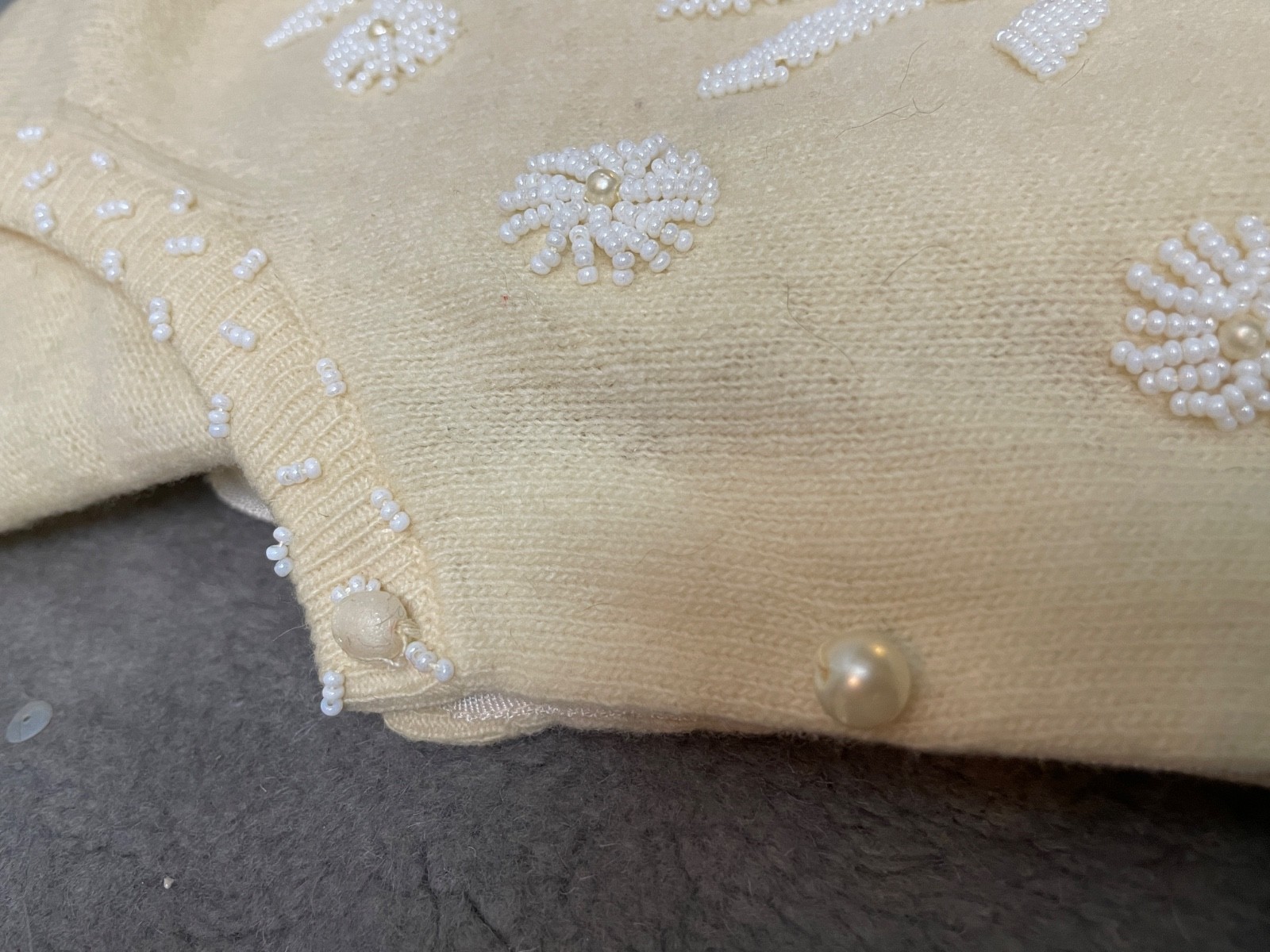 Vintage Beaded Wool Cardigan Sweater M Cream White Floral Pearl Detail VTG