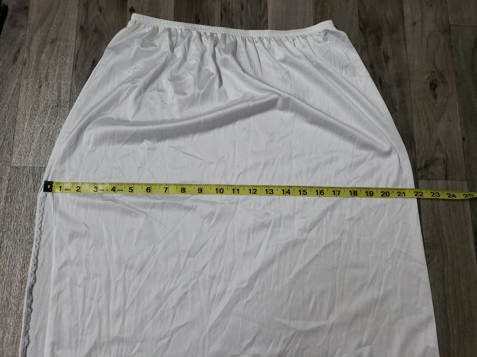 VASSARETTE – WHITE NYLON HALF SLIP W 19” SLIT – SIZE 32″ – L / 42 #11-122
