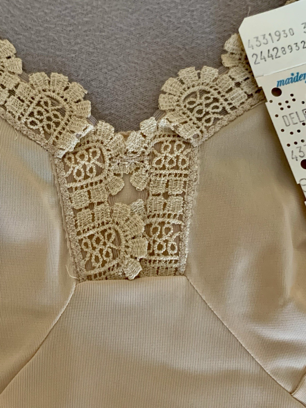 Vintage 1980’s Beige Nylon & Lace Trim MAIDENFORM FULL SLIP SZ 32 Short NWT