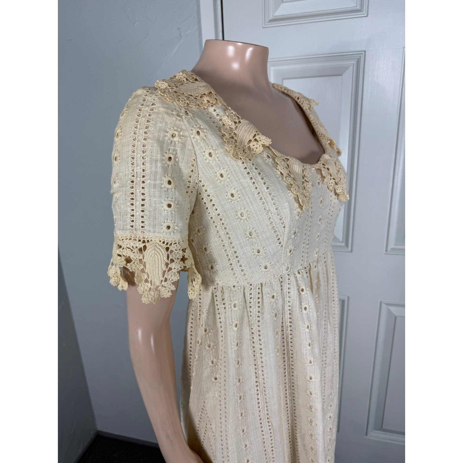 Vintage 70s Women’s Dress Eyelet Maxi Bohemian Lace Floral Cream Prairie NN16