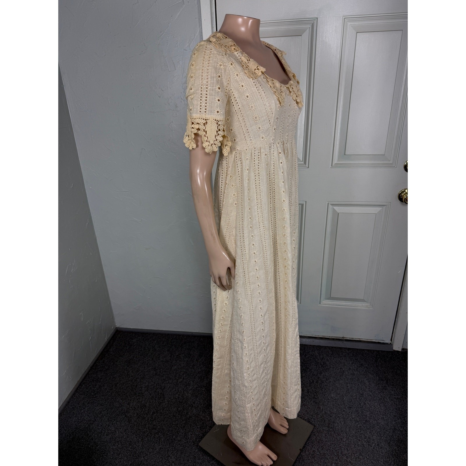 Vintage 70s Women’s Dress Eyelet Maxi Bohemian Lace Floral Cream Prairie NN16