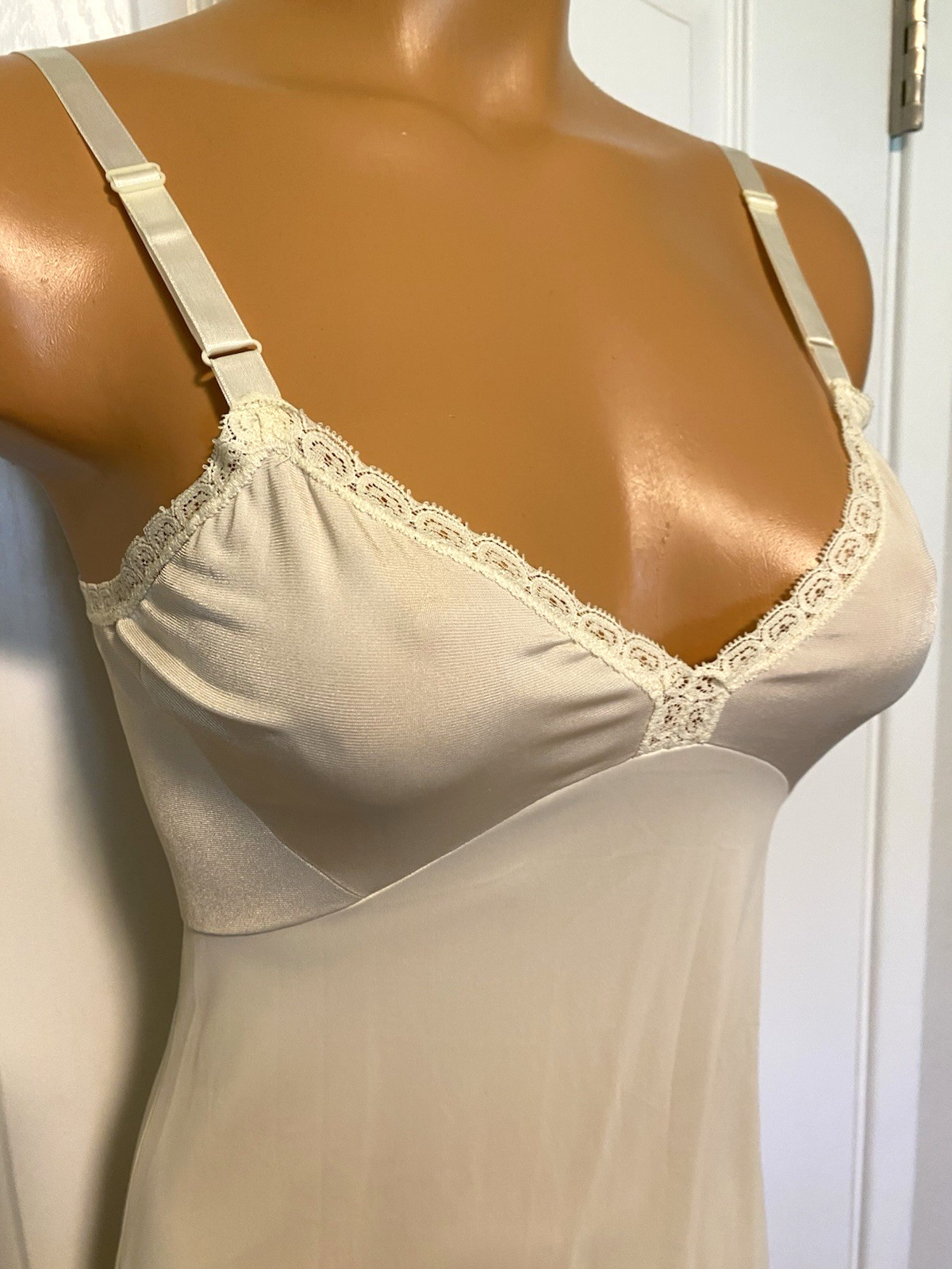 VTG 1960’s SHADOWLINE IVORY W/ SIMPLE LACE TRIM FULL SLIP SZ 32-TALL