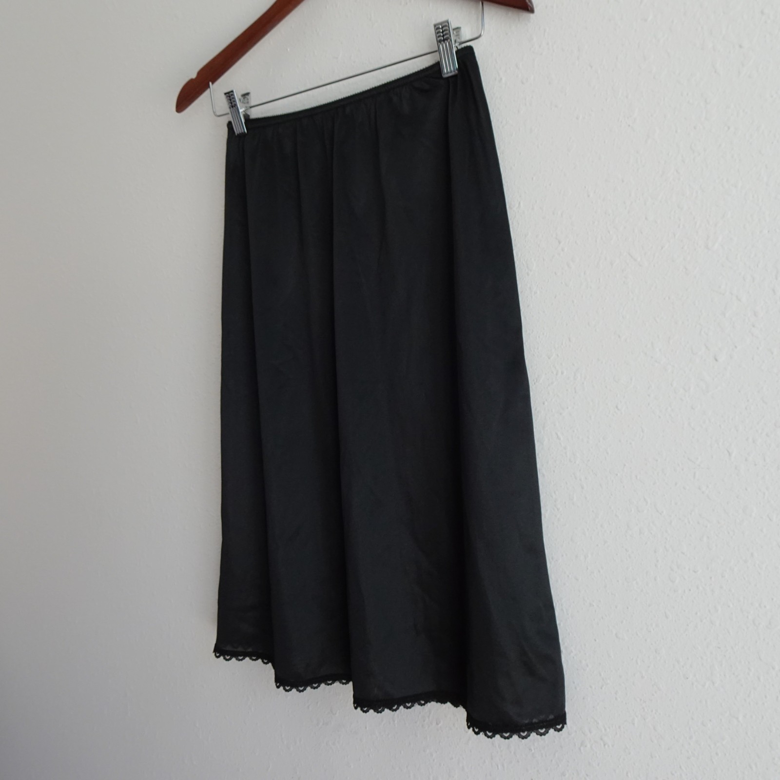 Warner’s Half Slip Under Skirt Black Size M Nylon Lace Trim Y2K Modest 25″ Long