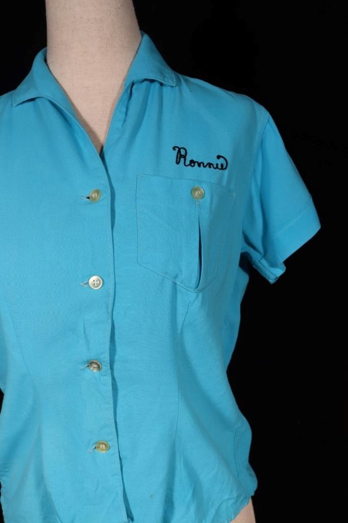 VINTAGE 1950’S TURQUOISE EMBROIDERED GABARDINE COTTON BOWLING BLOUSE SIZE MEDIUM