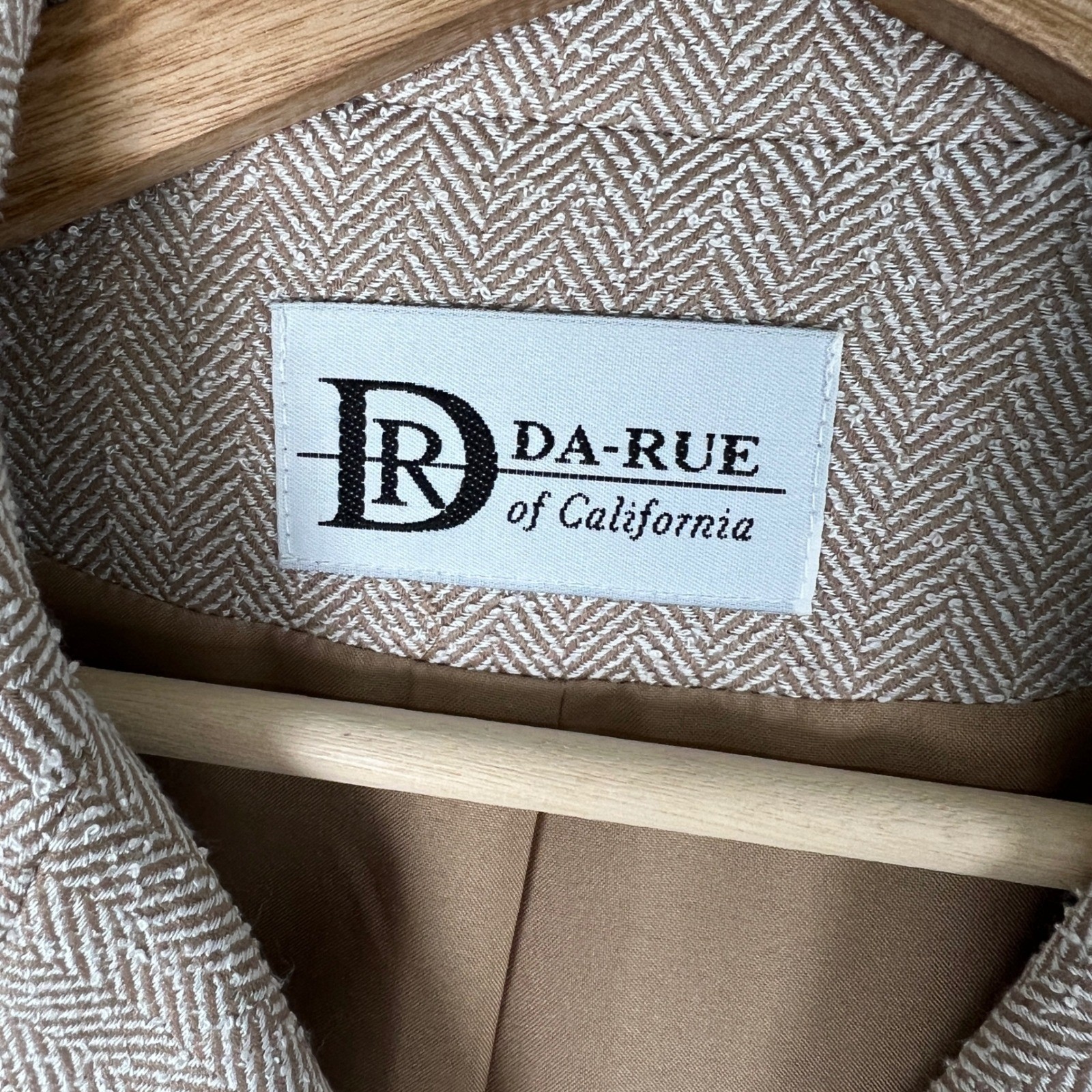Da-Rue of California Vintage Herringbone Skirt Suit Tan White Size 6 Made in USA