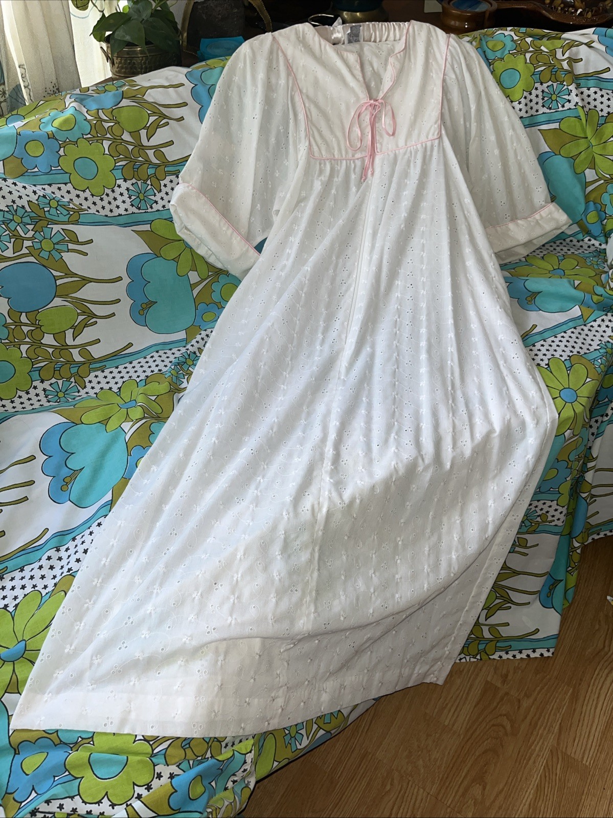 VTG Ariel White Lace Robe Pink Satin Medium Eyelet Housecoat Nightgown Pink 60s