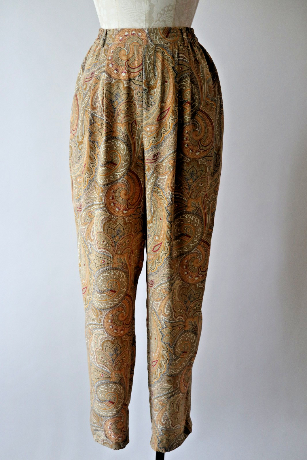 1990s Vintage Tan Beige Paisley Silk Minimalist Top Pants Two Piece Set Suit S M