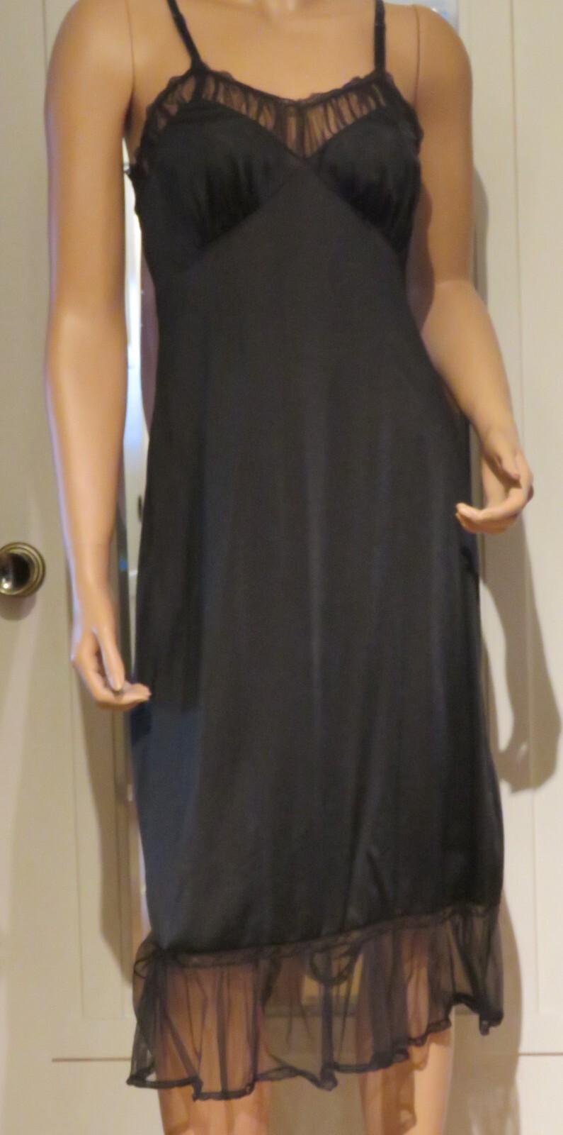 Full-Slip Luxite 39″ Long Nylon Size 34 EUC Tulle Ruffled Hem