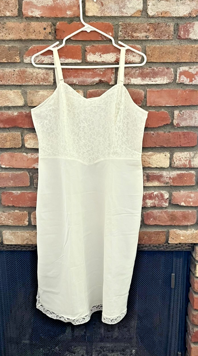 Vintage 1960s Barbizon White Tafredda Full Slip, Size 40 w/10″ Side Zipper!