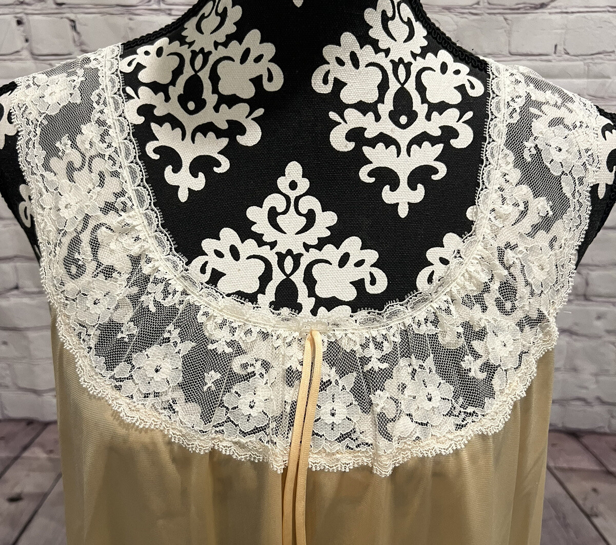 Vtg 80’s MG JC Penney Butter Yellow Nylon White Lace Trim 2 pc Sleepwear Set M