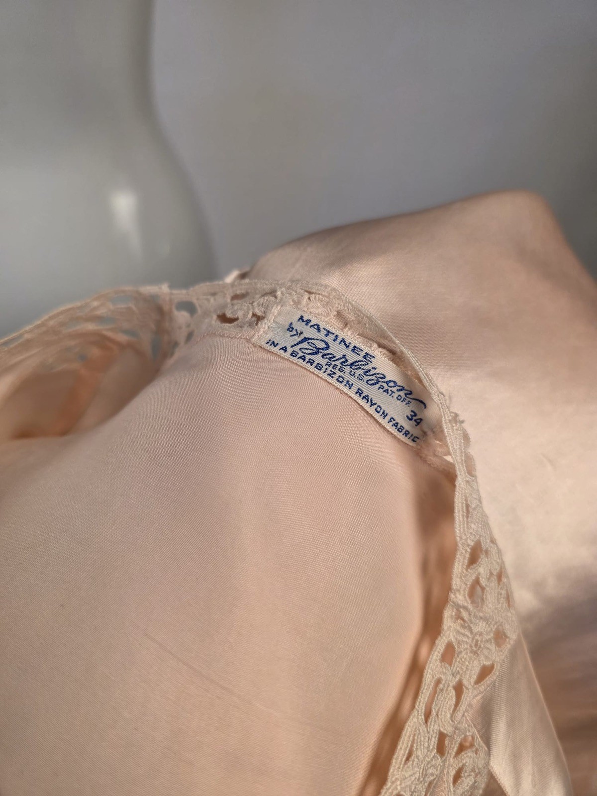 ANTIQUE 1930’S SLIPPERY SATIN FINISH RAYON BED JACKET W LACE