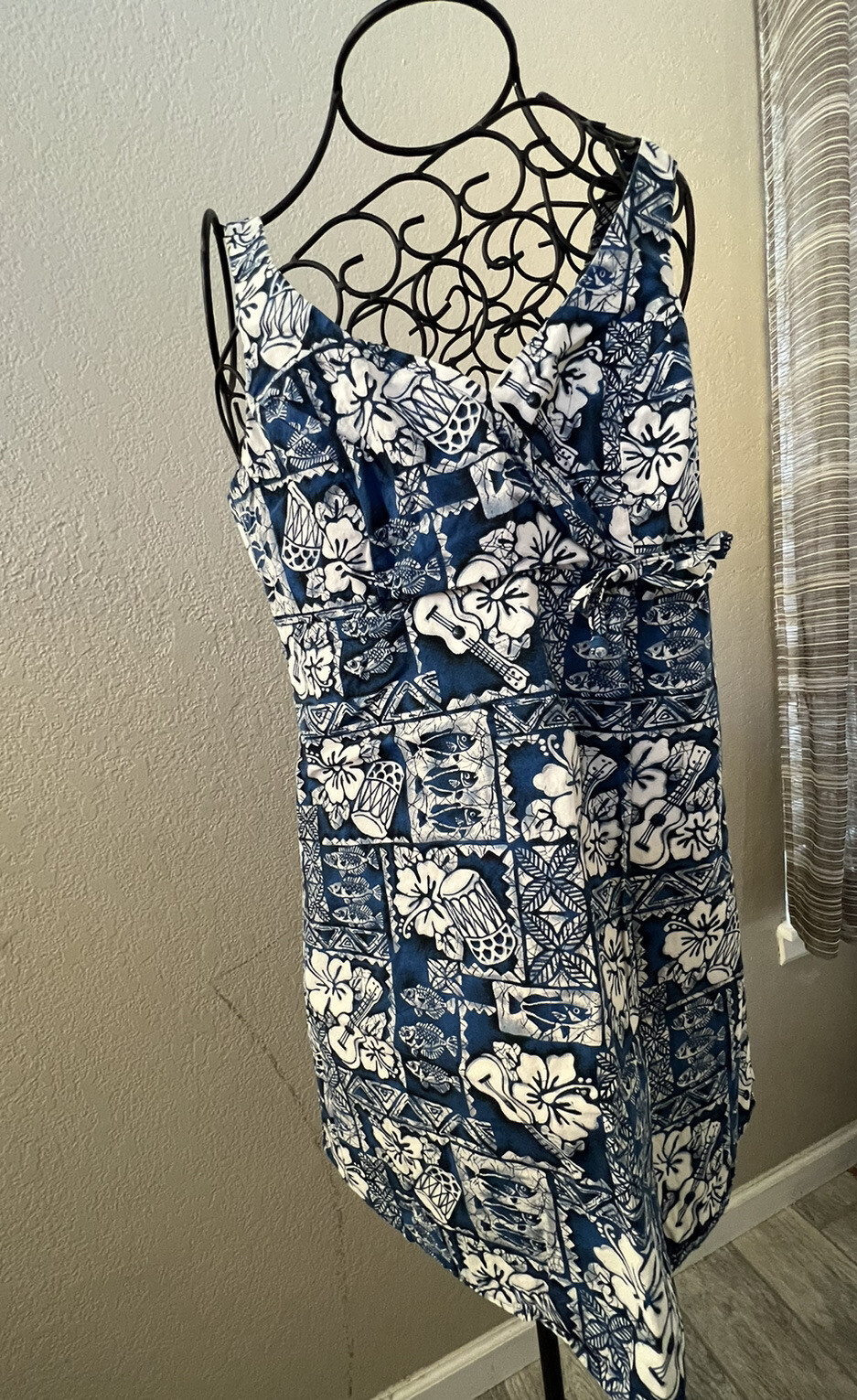 Vintage Hawaii dress blue white hibiscus flower Hilo Hattie Original size S