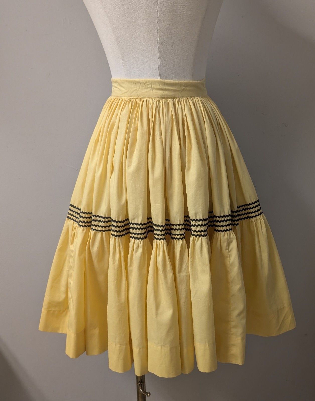 Vintage 50’s Patio Full Circle Skirt Marigold Black Ric Rac XXS