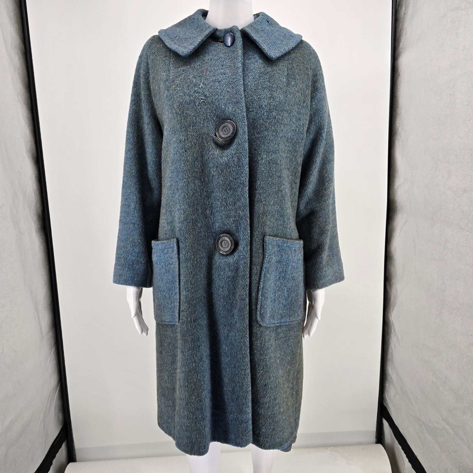 Distressed Vintage 1960s Women’s Heathered Gray-Blue Single-Breasted Coat (M)