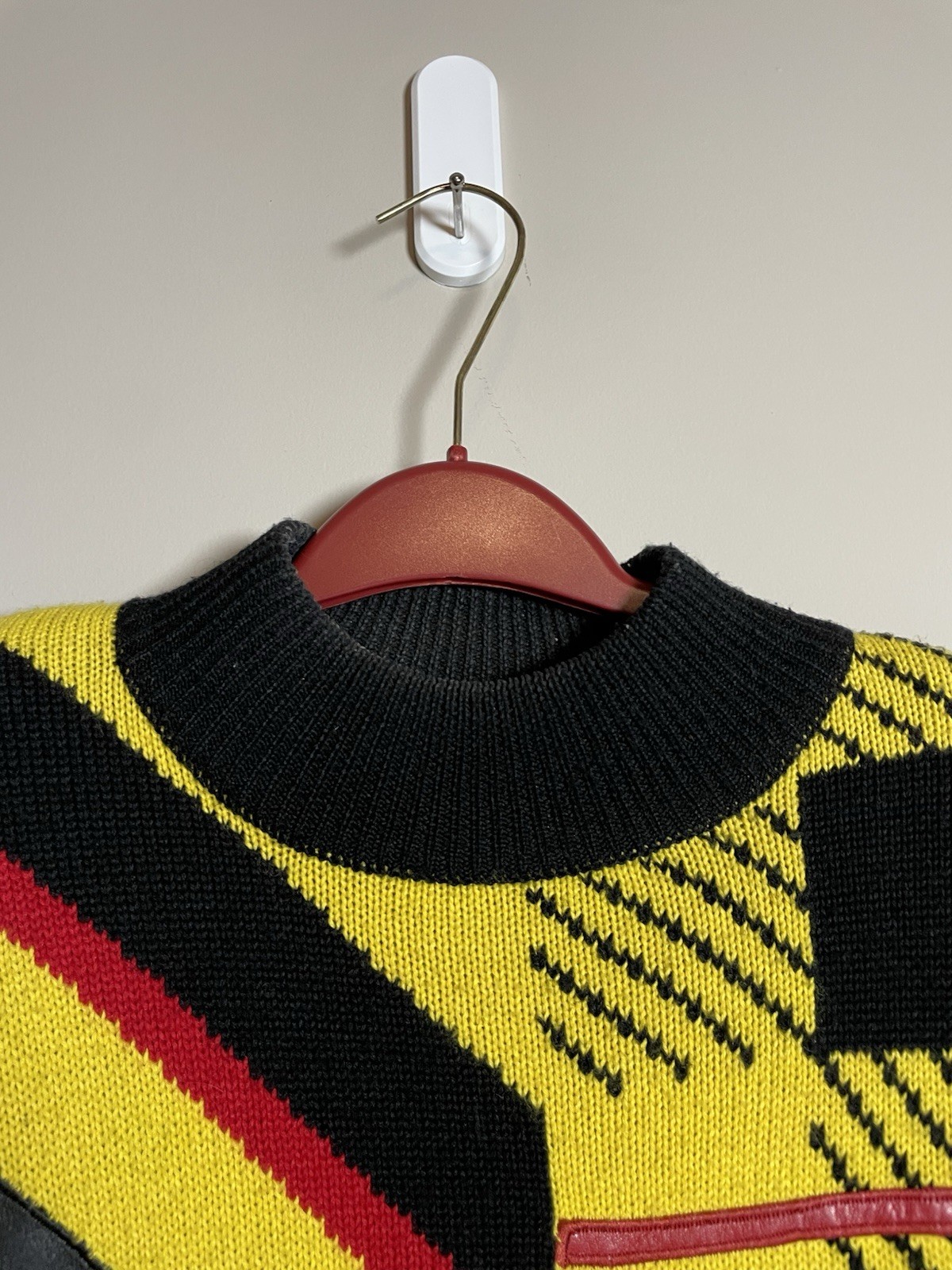 Suzelle Abstract Sweater Black Yellow Red Size Medium (A628)
