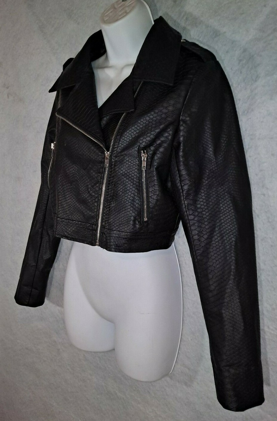 Black Cropped Biker Girl Jacket Ladies Small Polyester „Looks Like Real Leather”