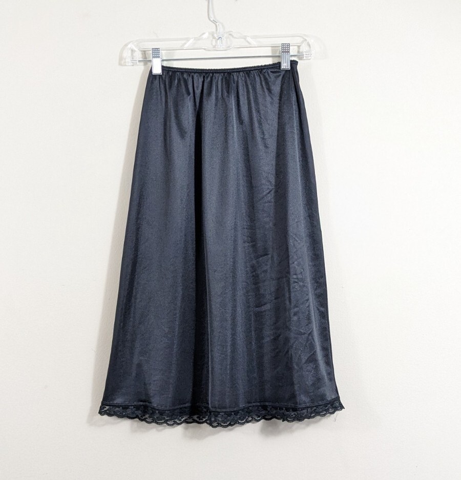 Size SMALL Warner’s 27 Inch Black Nylon Vintage Skirt Slip Lace Trimmed