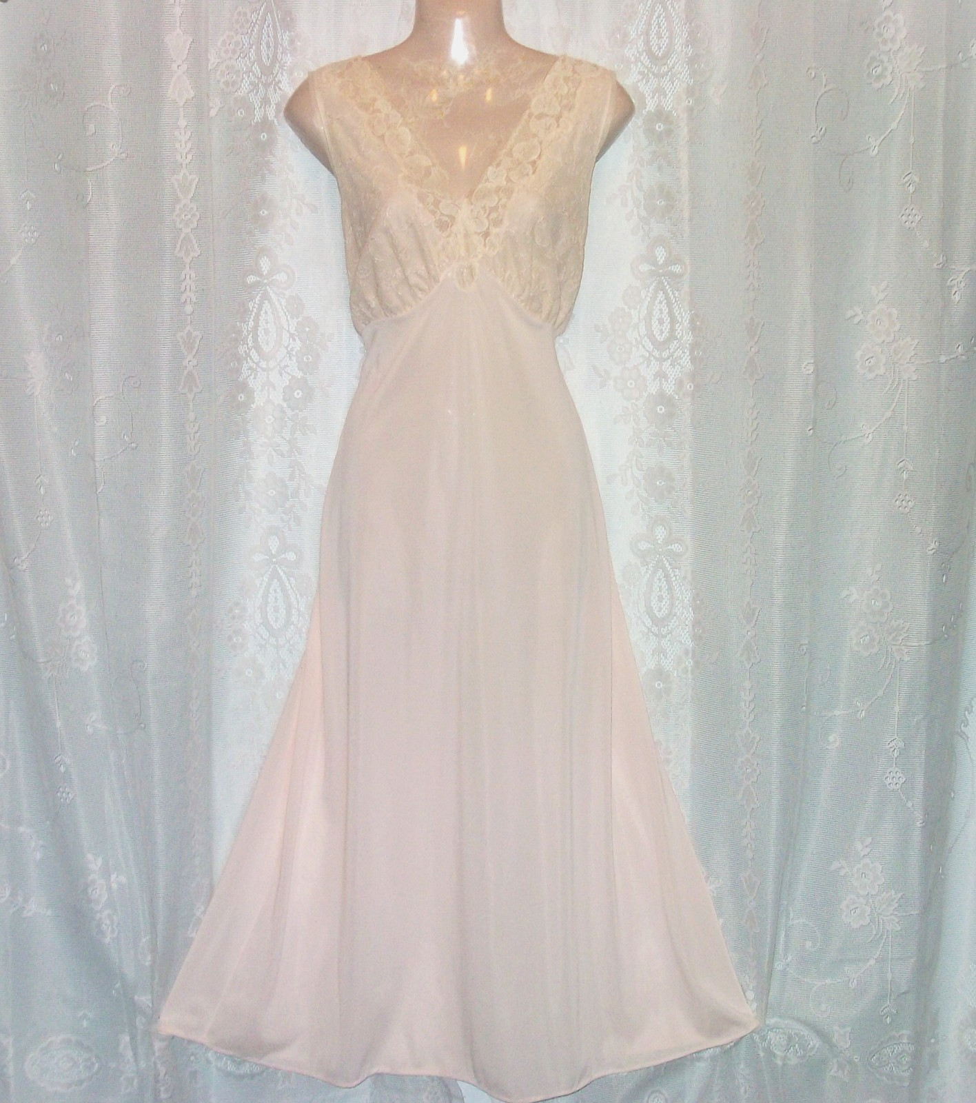 Med.-Lg.50s-60’s,Pink,embroidered hearts,long vintage nightgown,negligee,lace
