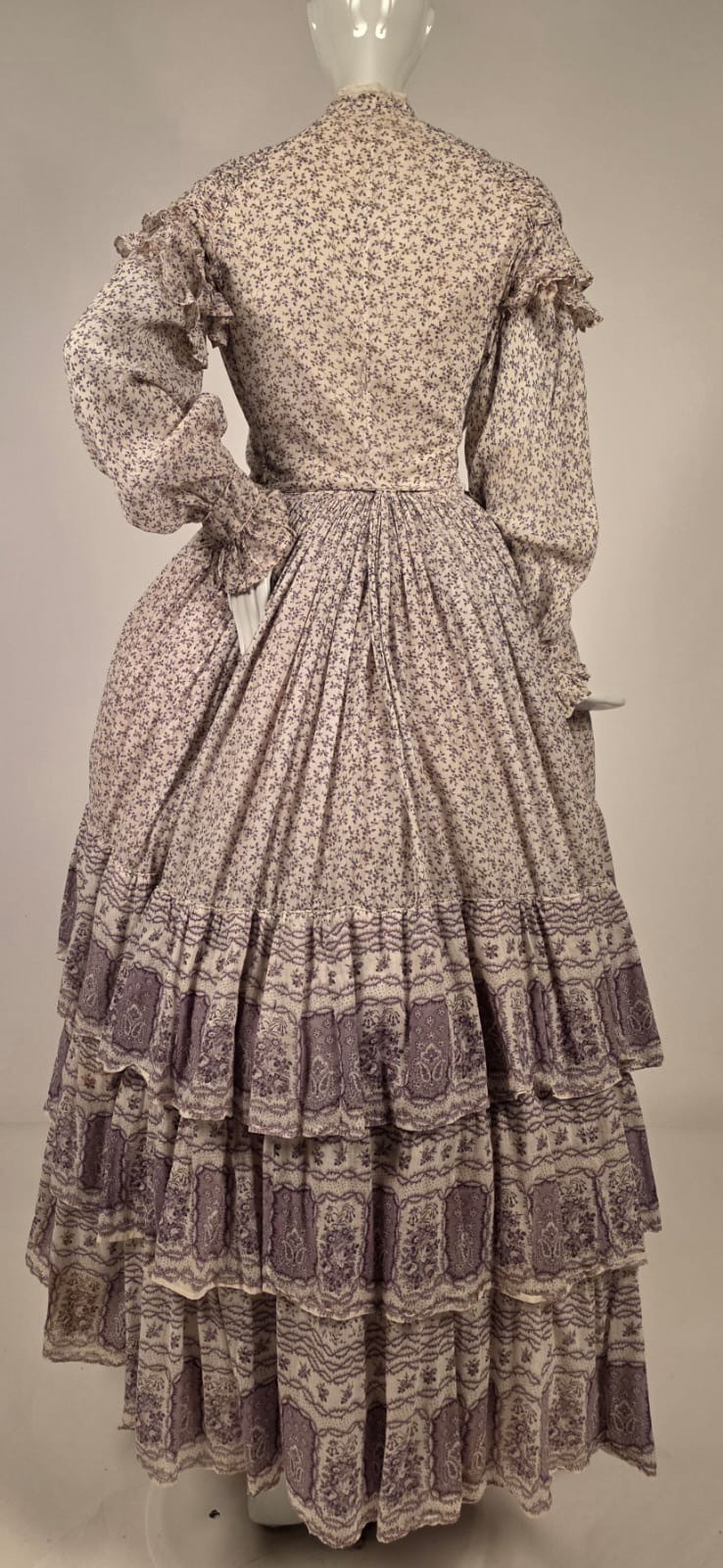 ROMANTIC 1850’S PRINT MUSLIN DRESS W TRIPLE FLOUNCE FULL VOLUME SKIRT
