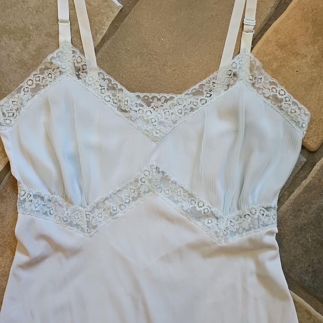 Vtg 50s Evette Baby Blue Full Slip Nightie Crystal Pleating Bodice & Lace 32″