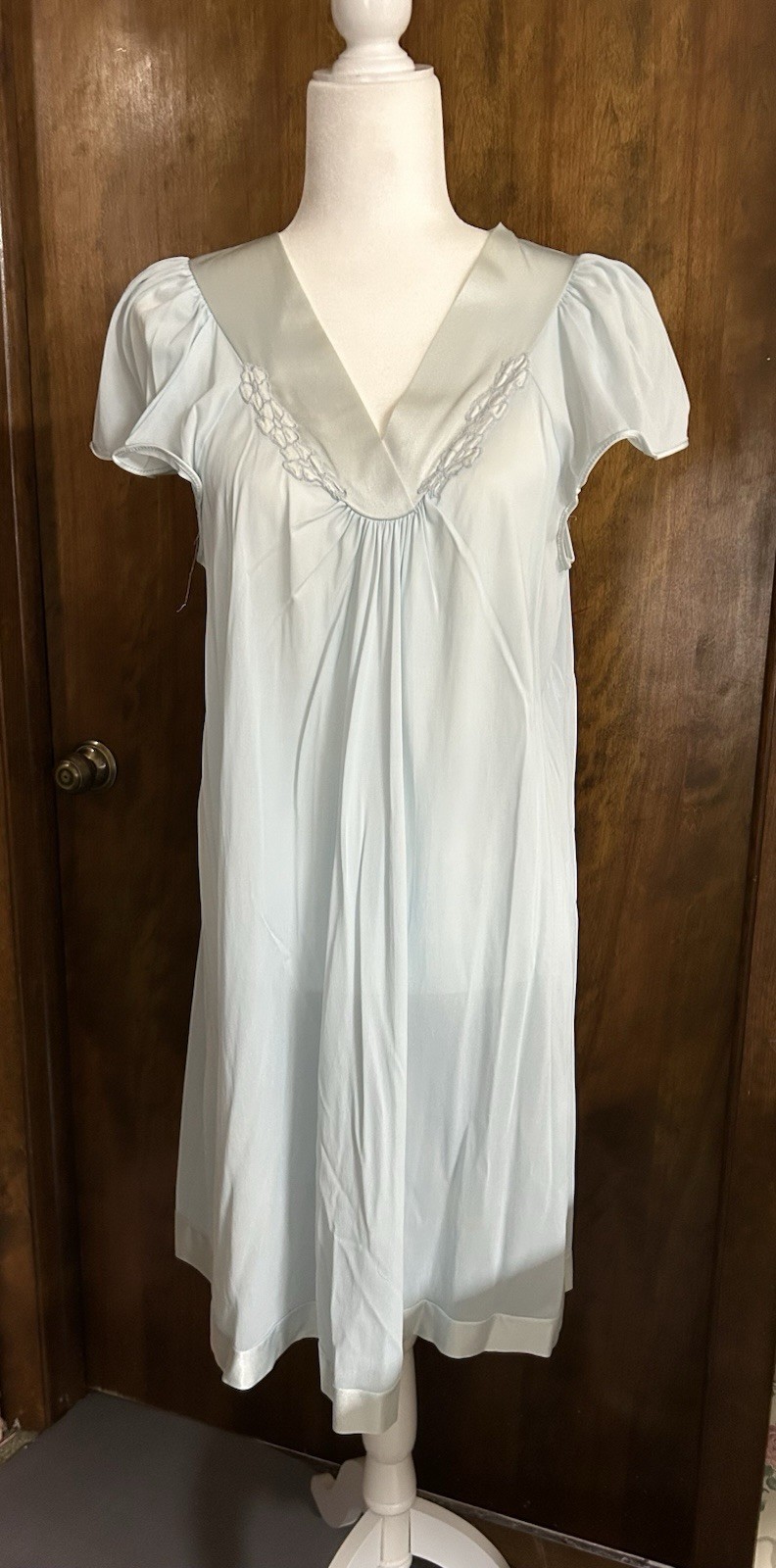 VTG 1980’s Light Blue Nylon V-Neck Pretty Cap Sleeves SZ M Nightgown NICE