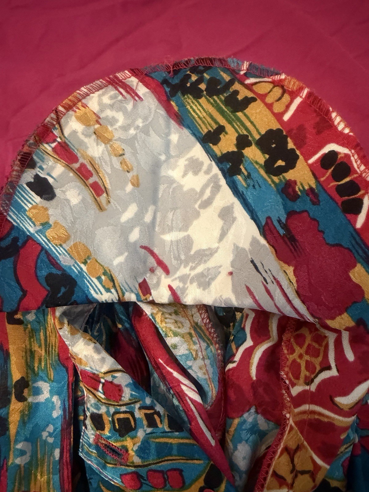 This Beautiful Da-Rue Vintage 80s Blouse Multi Colored Size 12/14 bow at neck