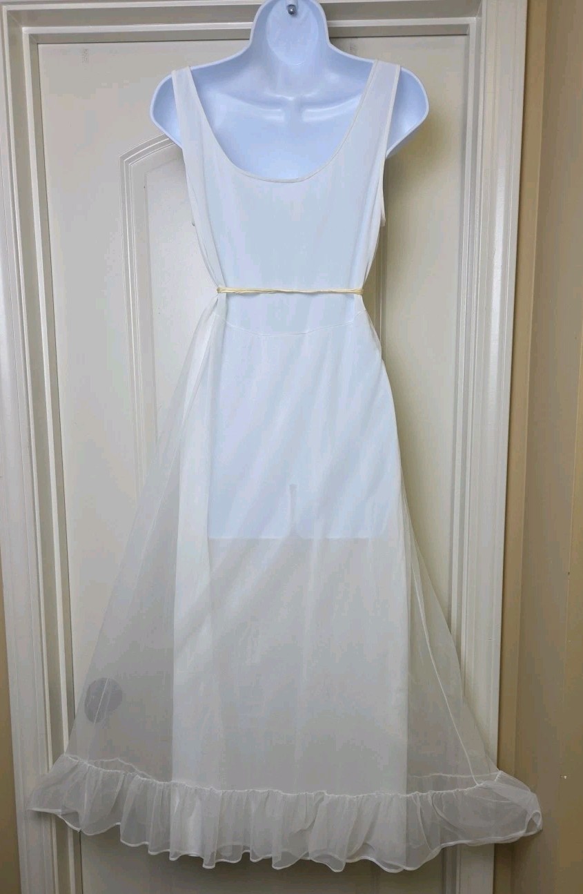 Vtg Miss Elaine White Embroidered Ruffle Partial Sweep Layered Chiffon Size M