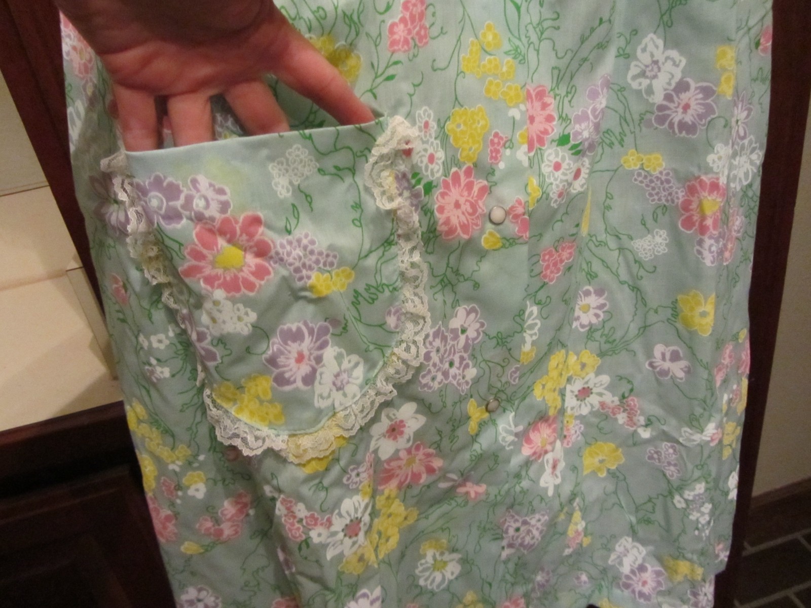 Vintage SMART TIME Ladies House Dress Robe SIZE 16 Floral Lace Pocket Snap NEW