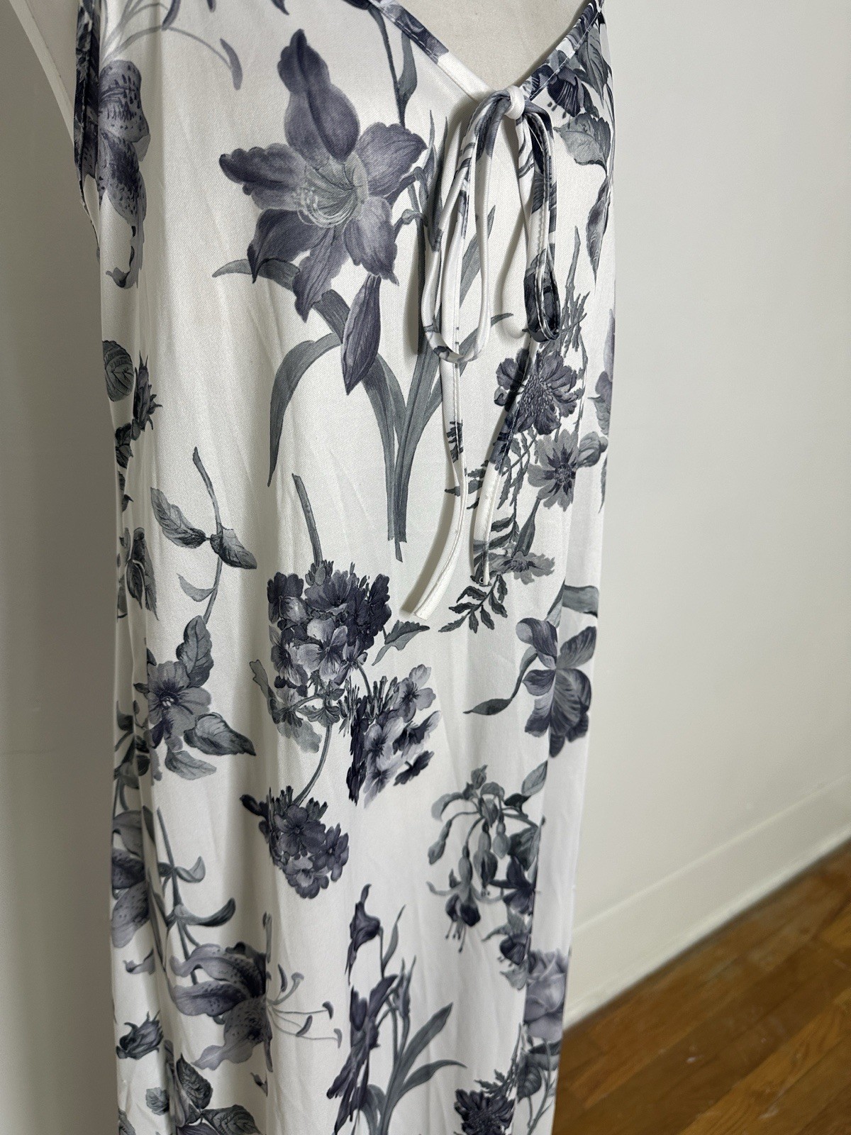 Vintage 80s Photorealistic Floral Moody Lounging Dress