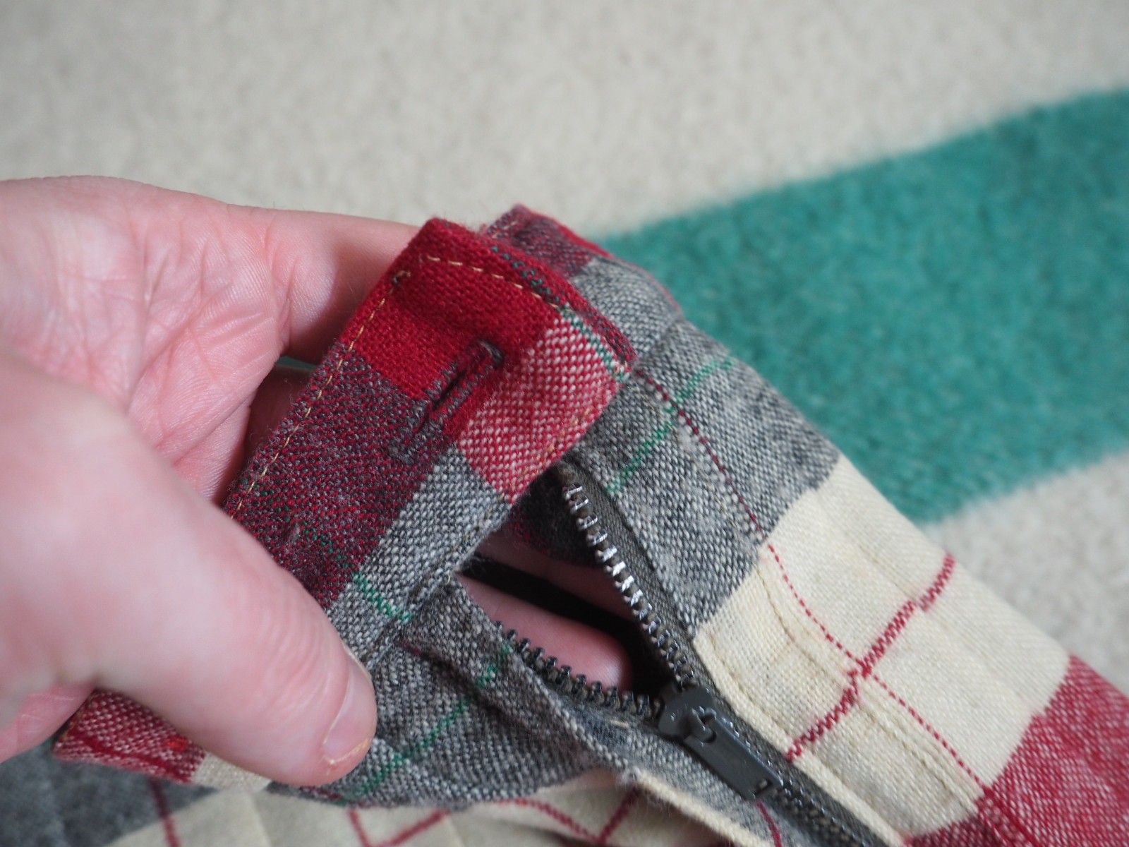 VTG 50s 60s Red Gray Cream Tartan Plaid Wool Boho 27W USA Skirt Womens